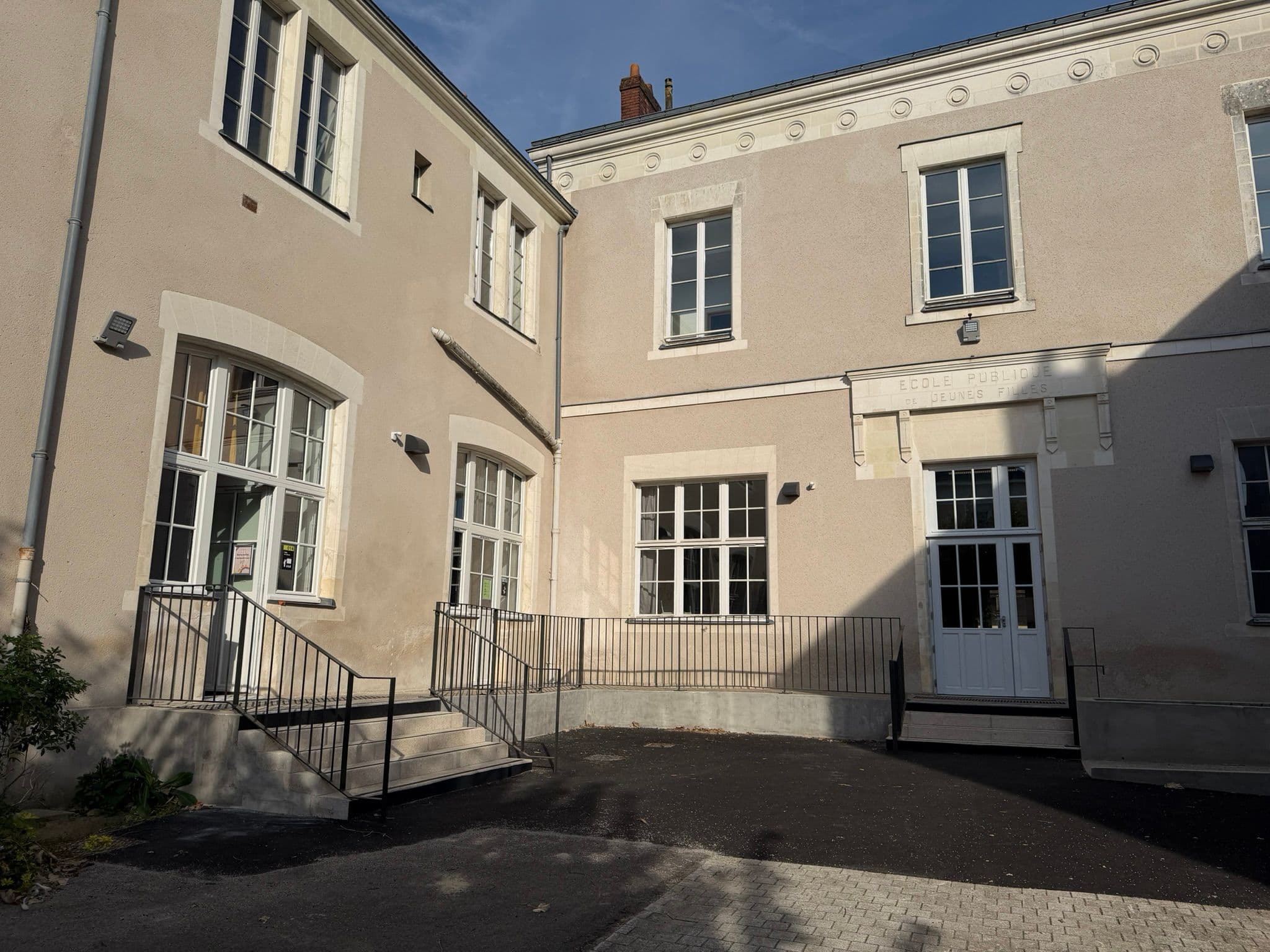 Enrobés et rampe PMR à l'école des Réformes, Nantes